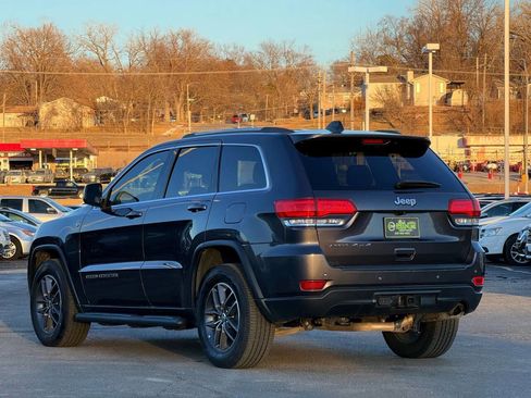 Used 2018 Jeep Grand Cherokee Laredo image 2