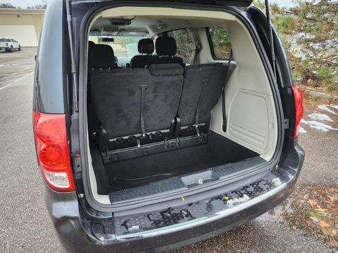 Used 2017 Dodge Grand Caravan SE image 12