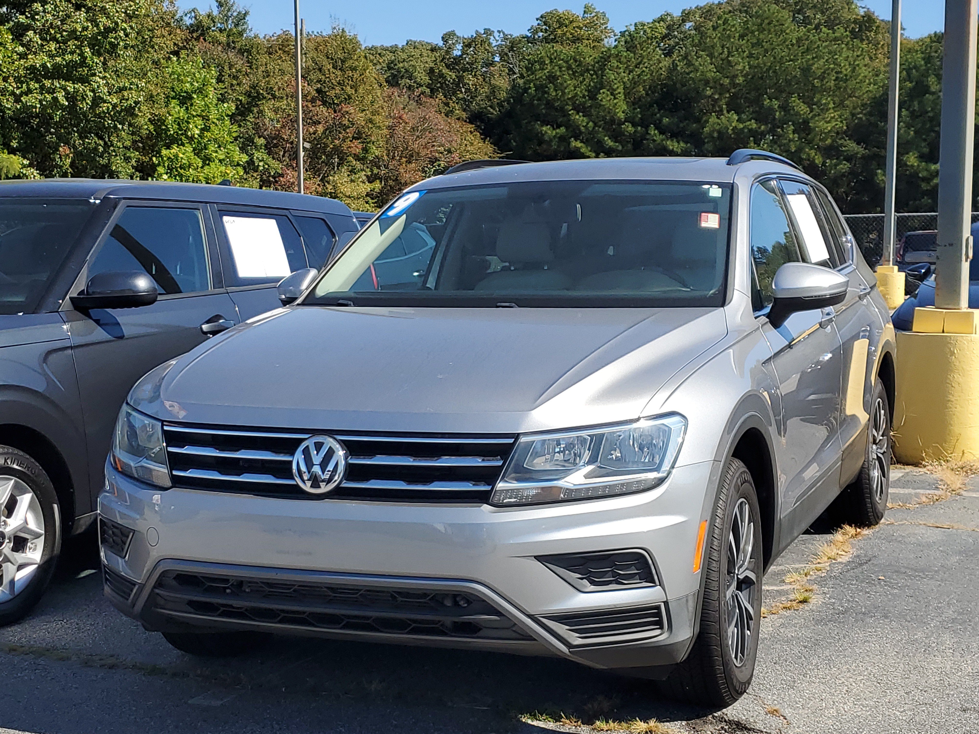 Used 2019 Volkswagen Tiguan SE w/ Panoramic Sunroof Package FWD image 3