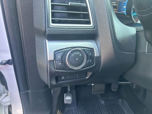 Used 2017 Ford Explorer XLT w/ Equipment Group 202A AWD/4WD image 23
