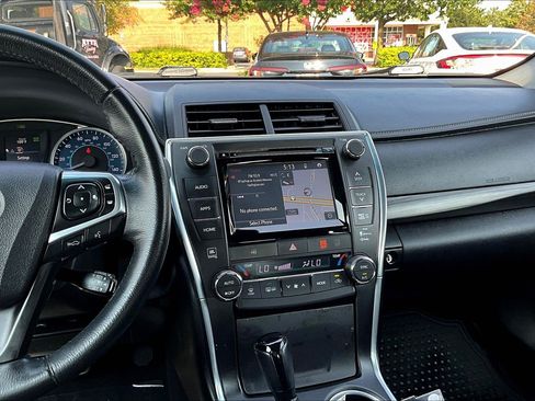 Used 2015 Toyota Camry XLE w/ Moonroof Package FWD image 6