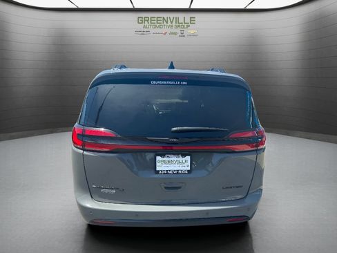 Used 2025 Chrysler Pacifica Limited FWD image 12