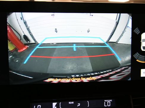 Used 2025 Toyota Sienna XLE FWD image 17