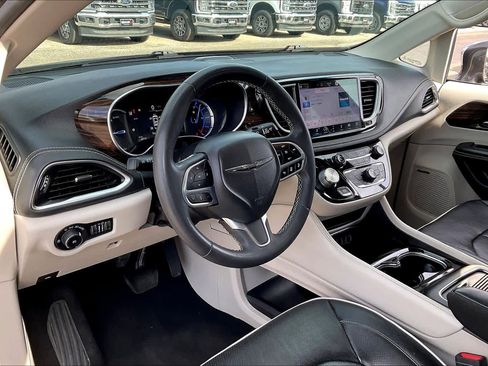 Used 2022 Chrysler Pacifica Limited image 16