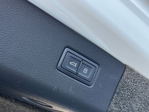 Used 2021 Bentley Bentayga Base image 25