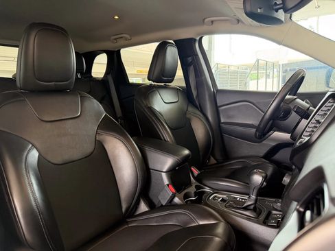 Used 2019 Jeep Cherokee Latitude Plus w/ Comfort/Convenience Group AWD/4WD image 23
