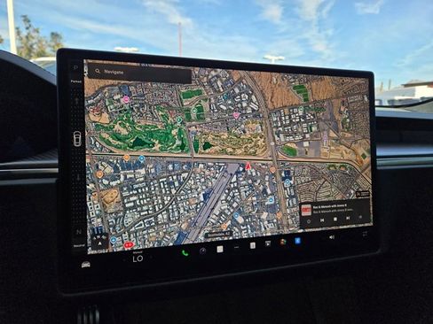 Used 2022 Tesla Model S Plaid image 12