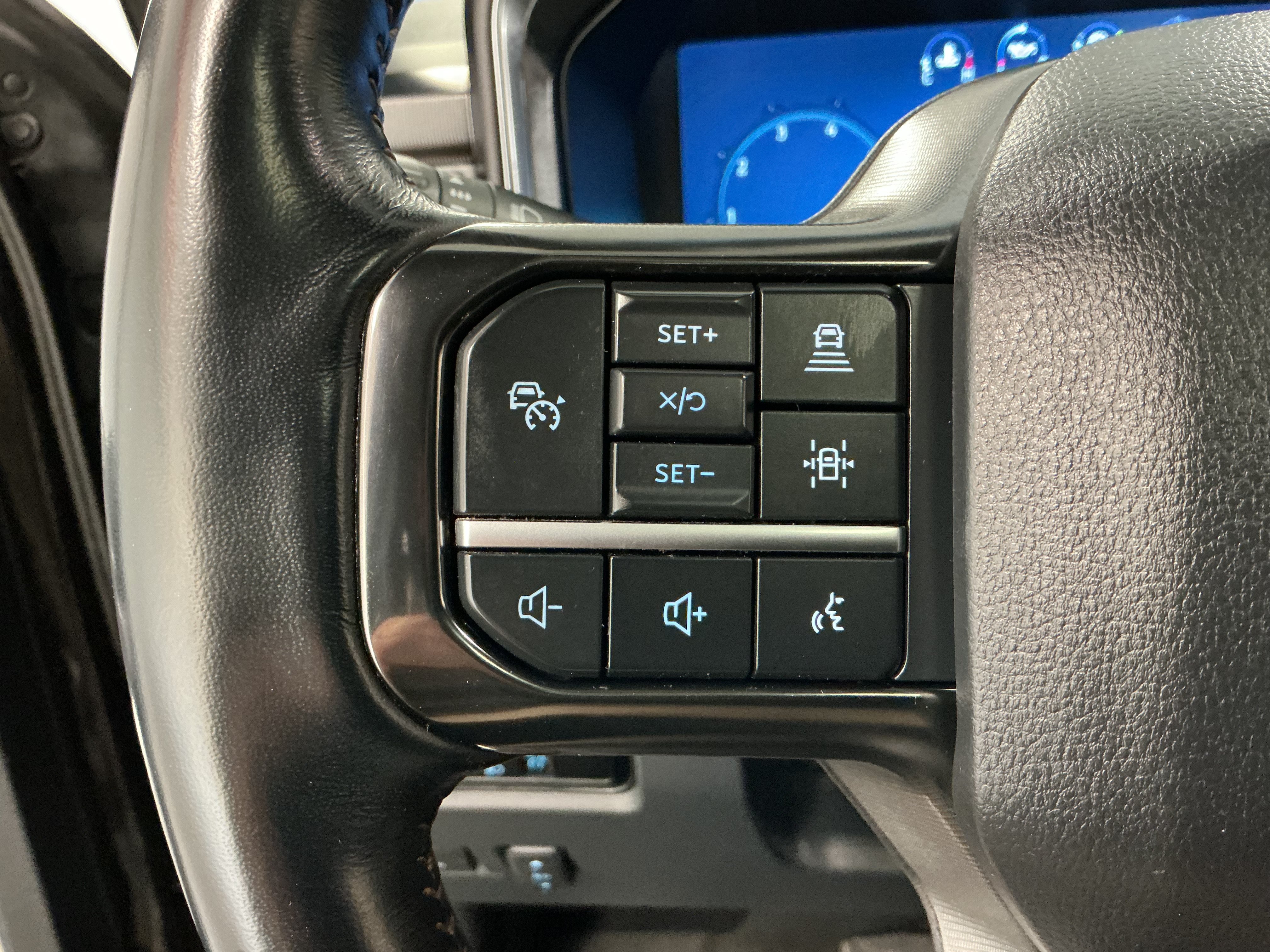 Used 2024 Ford F350 Platinum w/ FX4 Off-Road Package AWD/4WD image 19