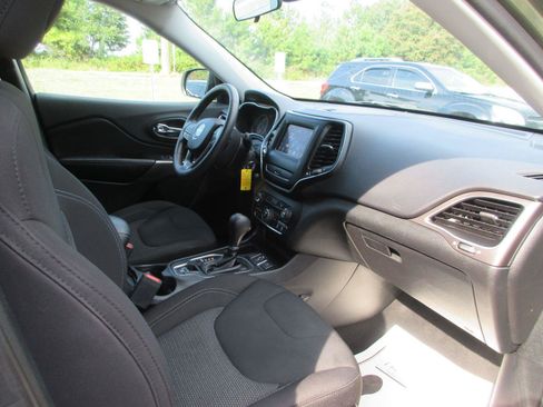 Used 2019 Jeep Cherokee Latitude w/ Popular Appearance Group FWD image 16