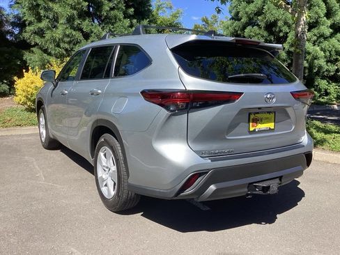 Used 2023 Toyota Highlander LE FWD image 8