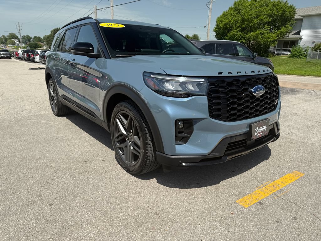 Used 2025 Ford Explorer ST AWD/4WD image 3