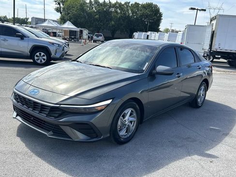 Used 2024 Hyundai Elantra SE FWD image 9
