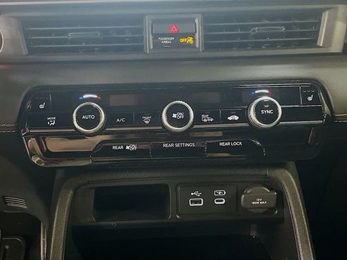 Used 2025 Honda Pilot TrailSport image 16