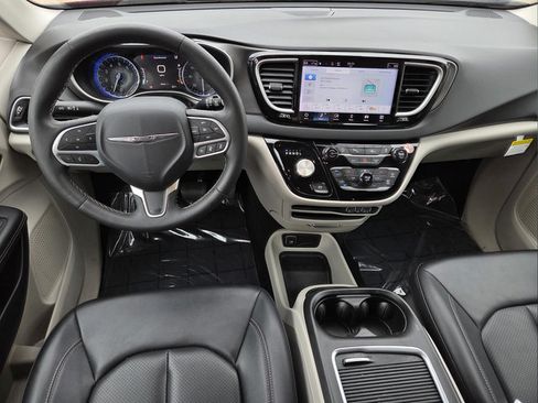 Used 2024 Chrysler Pacifica Touring-L FWD image 12