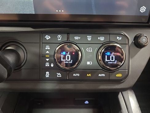 New 2026 Land Rover Defender 110 AWD/4WD image 16