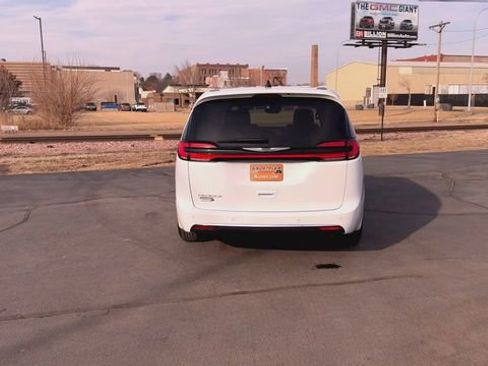 Used 2025 Chrysler Pacifica Select image 7