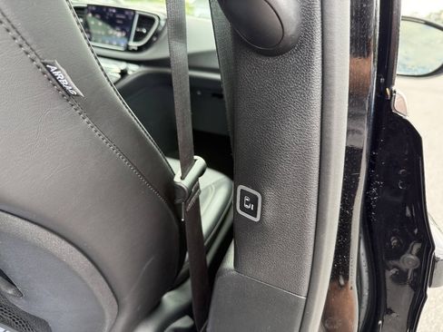 Used 2025 Chrysler Pacifica Select FWD image 14