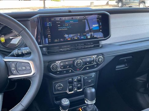 Used 2025 Jeep Wrangler Sahara image 7