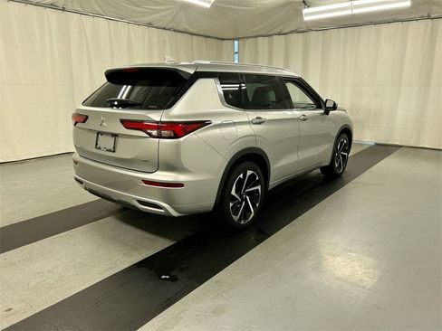 Used 2023 Mitsubishi Outlander SEL image 2