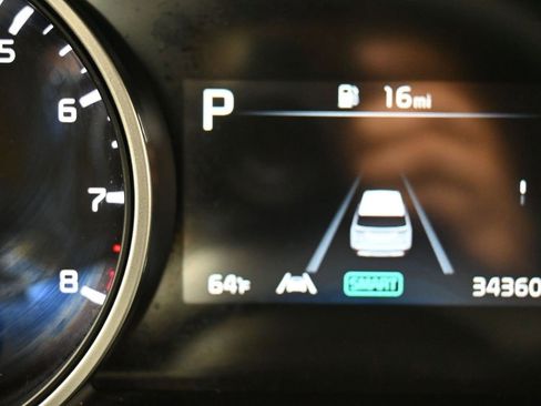 Used 2023 Kia Carnival EX image 16