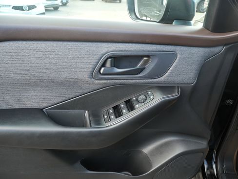 Used 2023 Nissan Rogue S image 13