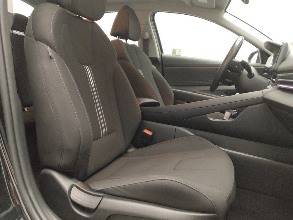 Used 2025 Hyundai Elantra SEL FWD image 21