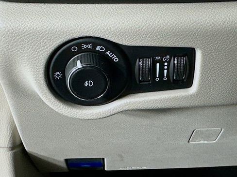 Used 2023 Chrysler Pacifica Touring-L FWD image 12