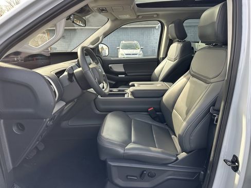 Used 2025 Ford Expedition Active image 14