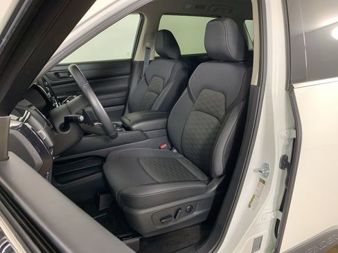 Used 2025 Nissan Pathfinder SV image 31