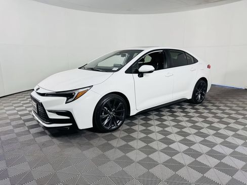 Used 2024 Toyota Corolla SE w/ SE Premium Package FWD image 4
