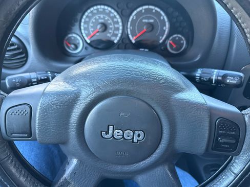 Used 2006 Jeep Liberty Renegade image 37