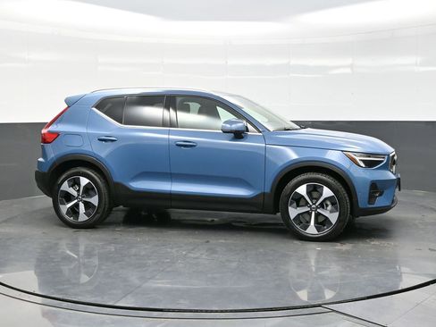 Used 2025 Volvo XC40 B5 Plus image 8