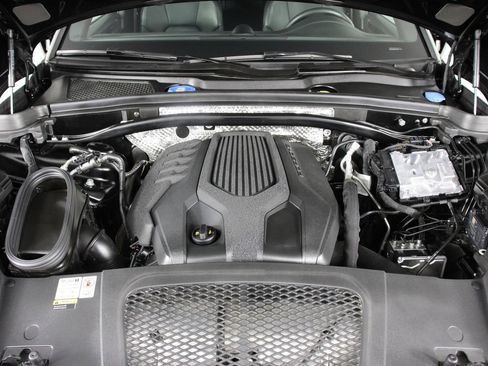 Certified 2023 Porsche Macan AWD/4WD image 26