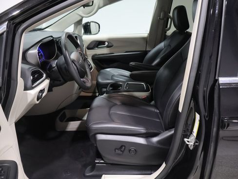 Used 2024 Chrysler Pacifica Touring-L FWD image 9