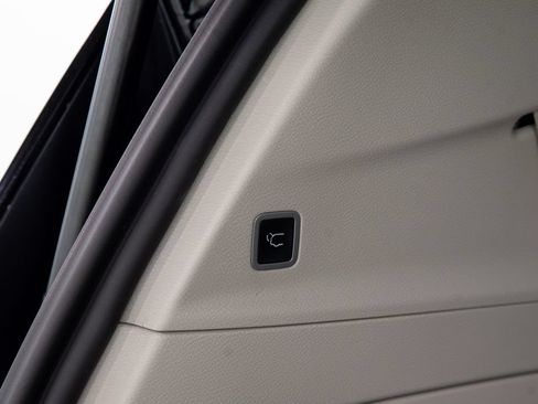Used 2024 Chrysler Pacifica Touring-L FWD image 14
