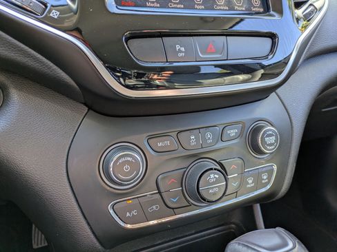 Used 2019 Jeep Cherokee Limited FWD image 20