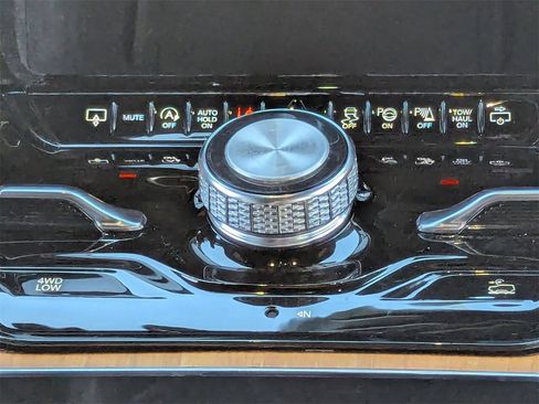 Used 2024 Jeep Grand Wagoneer L Series III image 23