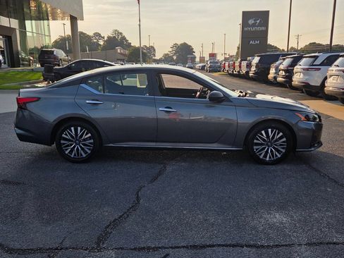Used 2025 Nissan Altima 2.5 SV FWD image 14