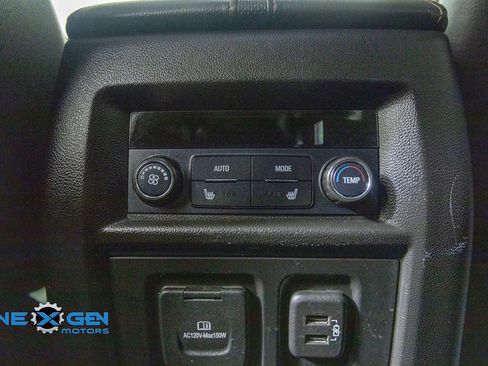 Used 2020 Chevrolet Traverse Premier FWD image 32