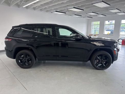 Used 2024 Jeep Grand Cherokee Altitude AWD/4WD image 16