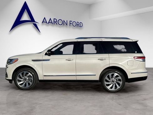 Used 2024 Lincoln Navigator Reserve image 2