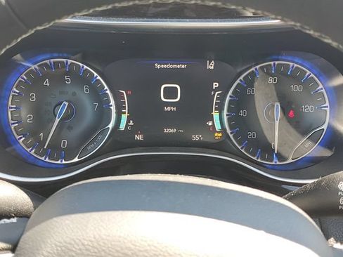 Used 2024 Chrysler Pacifica Limited AWD/4WD image 21
