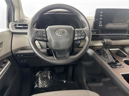Certified 2024 Toyota Sienna LE image 28