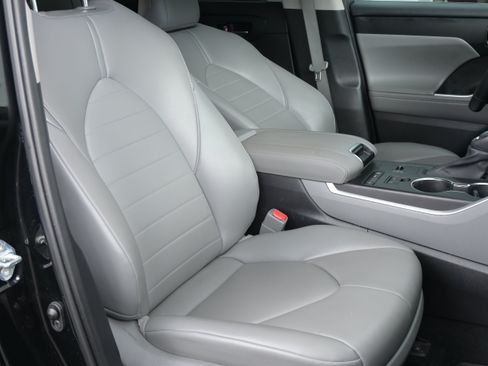 Used 2021 Toyota Highlander XLE FWD image 33