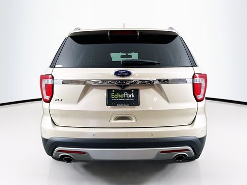 Used 2017 Ford Explorer XLT w/ Equipment Group 202A image 7