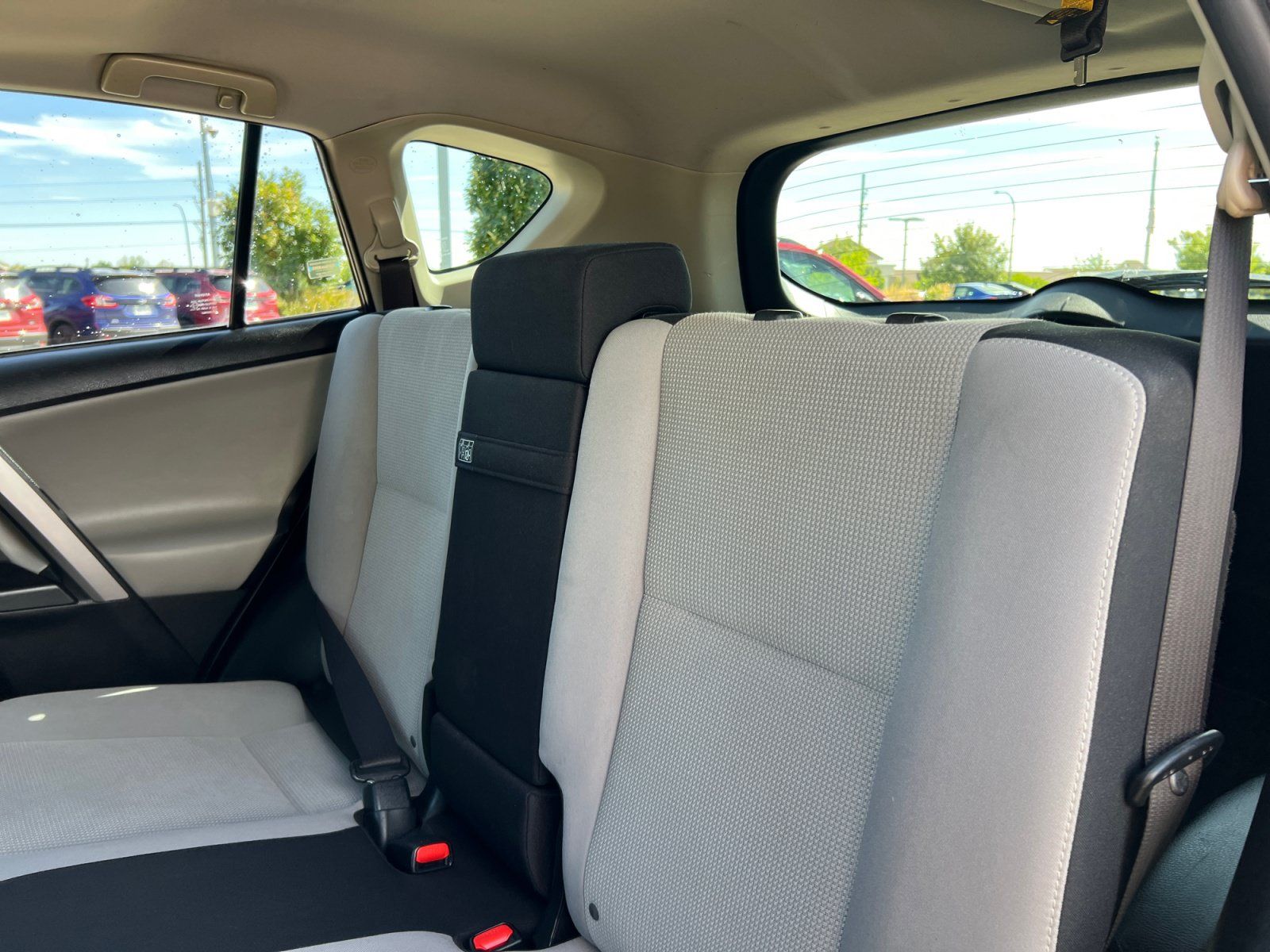 Used 2016 Toyota RAV4 XLE AWD/4WD image 17
