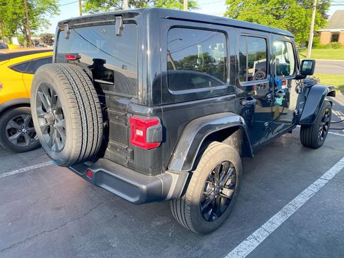 Used 2024 Jeep Wrangler Unlimited Sahara w/ Technology Group AWD/4WD image 3