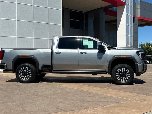 Used 2024 GMC Sierra 2500 Denali Ultimate w/ Max Trailering Package AWD/4WD image 3