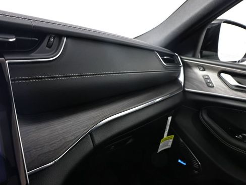 Used 2023 Jeep Grand Cherokee Overland w/ Advanced Protech Group III image 20