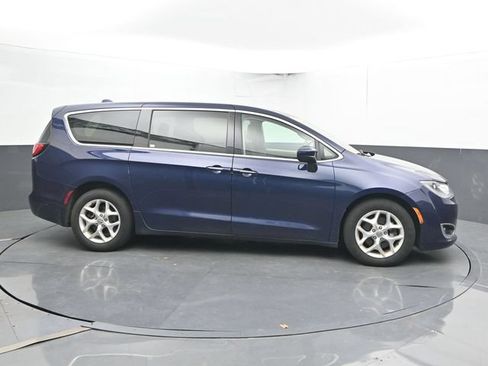 Used 2017 Chrysler Pacifica Touring Plus w/ Tire & Wheel Group FWD image 4